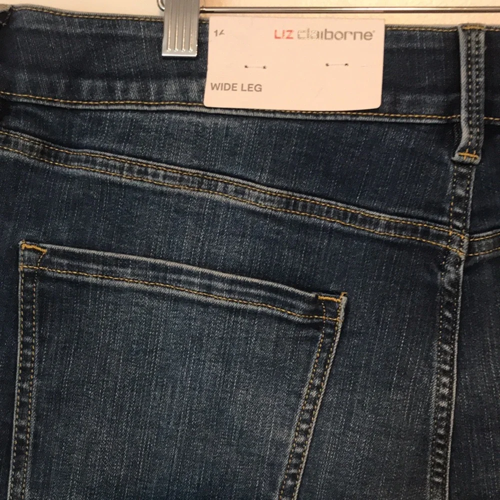 NEW Liz Claiborne Wide Leg Jean. 16‎